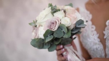 Zarif gelin tutuşsun düğün buketi. Güzel sarışın kız moda makyaj ve saç modeli ile. Bayan modeli Hotel