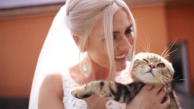 Güzel gelin onun sevimli kedi ile. Kızlar evde beslenen hayvan. Sarı saçlı kız oyun kedisi ile