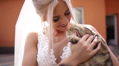 Güzel gelin onun sevimli kedi ile. Kızlar evde beslenen hayvan. Sarı saçlı kız oyun kedisi ile