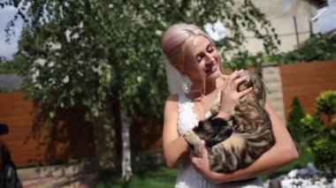 Güzel gelin onun sevimli kedi ile. Kızlar evde beslenen hayvan. Sarı saçlı kız oyun kedisi ile