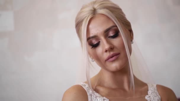 Primo piano di bella sposa con trucco di moda e acconciatura. Ragazza capelli biondi — Video Stock