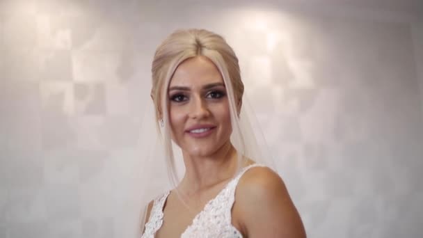 Primo piano di bella sposa con trucco di moda e acconciatura. Ragazza capelli biondi — Video Stock