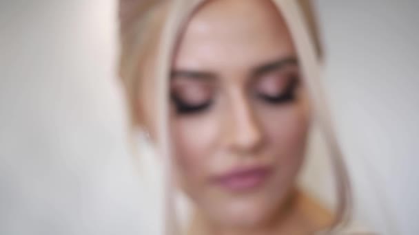 Nahaufnahme der schönen Braut mit Mode-Make-up und Frisur. blondes Haar Mädchen — Stockvideo