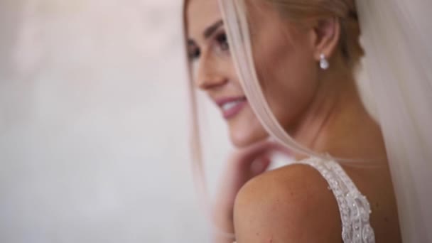 Close-up van de mooie bruid met mode make-up en kapsel. Meisje blond haar — Stockvideo