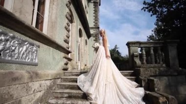 Geordeus bdire ile zarif gelinlik Sarayı tarafından buket çiçek ile merdivenlerde stand