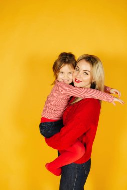 Anneler yandan beş yaşında bir kız. Sarı saçlı annesi olan küçük kız. Sarı arka plan