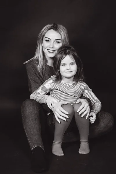 Μαύρο και άσπρο φωτογραφία από μαμά και κόρη σε στούντιο. Μπαλκ φόντο — Φωτογραφία Αρχείου