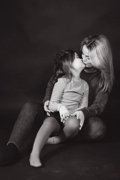 Fotografie alb-negru a mamei și fiicei în studio. Balck fundal — Fotografie, imagine de stoc