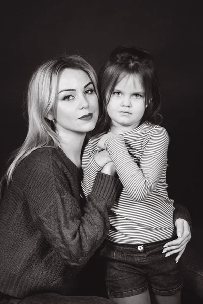 Anne ve kızı siyah beyaz portre. Güzel kadın. Anne ile küçük kız — Stok fotoğraf