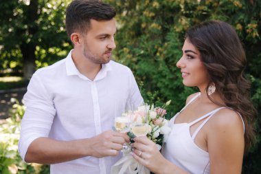 Damat ve gelin dring bir şampanya ve öpücük. Mutlu çift