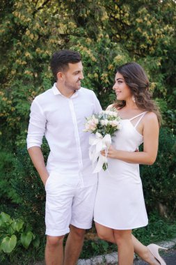 Güzel çift beyaz. Gelecek damat ve gelin. buket çiçek