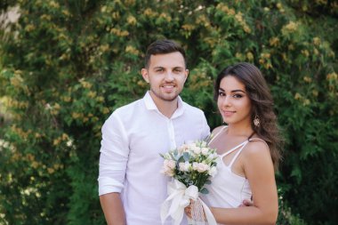 Güzel çift beyaz. Gelecek damat ve gelin. buket çiçek