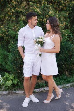 Güzel çift beyaz. Gelecek damat ve gelin. buket çiçek