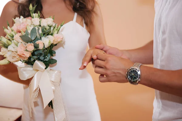 Όμορφο ζευγάρι φοράτε δαχτυλίδια με το άλλο. Γαμπρός και νύφη ντυμένη στα λευκά — Φωτογραφία Αρχείου