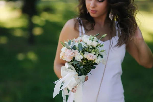 Splendida signora con trucco e acconciatura tenere bouquet di fiori. Donna felice. — Foto Stock