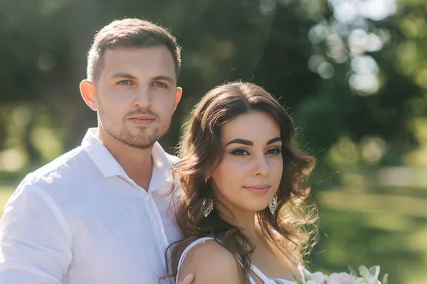 Portret van mooie paar in witte kleren. Knappe man en elegante dame. Briljante glimlach — Stockfoto