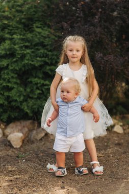 Küçük kardeşim ve kardeşi walkind dışında. Yaz aylarında güzel çocuk. Sarı saçlı çocuk