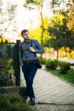 Profesyonel fotoğrafçı ile kamera standı dışında ve model için bekleyin