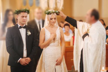 Güzel çift kilisede. Yeni evliler birbirlerine sonsuza kadar yemin ederim. Mutlu gelin ve damat