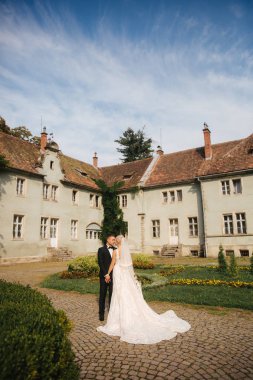 Yakışıklı damat ve zarif gelin tarafından Saray Park'ta yürüyordunuz. Mutlu yeni evliler