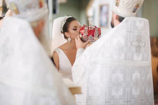 Novio y novia en la iglesia. Recién casados en su boda —  Fotos de Stock