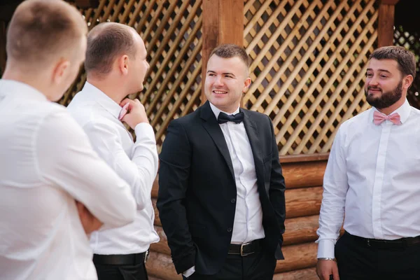 Der Pfleger verbringt Zeit mit dem Bräutigam im Hinterhof. Jungs lachen und haben Spaß — Stockfoto