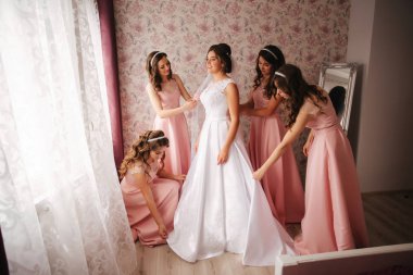 Gridesmaids gelin evinde yardım. Sabah beaufiful gelinin. Kızlar hepl gelin bakın harika