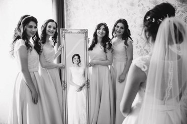 Nedime ayna ve yardım gelin kendine bak beklemedeyiz. Büyük ayna evde. Aynı elbise mutlu kızlar