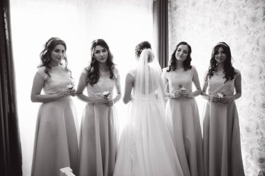 Gelin stand geri kamera. Nedime tutuşsun buketleri. Onlar pencere önünde kalmak