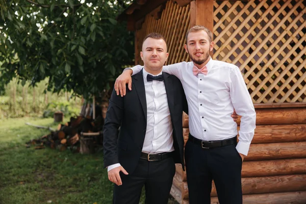 Le toiletteur passe du temps avec le marié dans la cour. Les gars rient et s'amusent — Photo