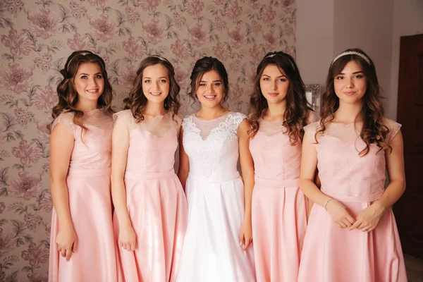 Gride with her bridesmaid hugs and moved clother to each other for group photo — Stock Photo, Image