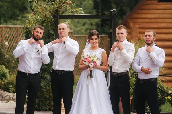 Charmante mariée debout près du toiletteur sur le jardin — Photo