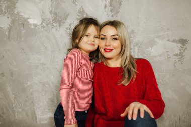 Studio photosession üzerinde mutlu bir aile. Anne ve kızı