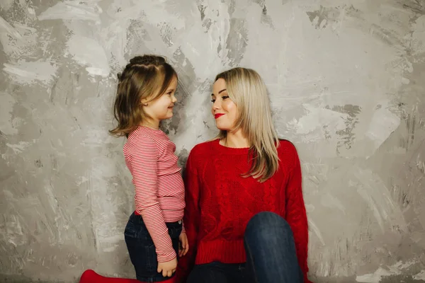 O familie fericită la sesiunea foto din studio. Mama și fiica — Fotografie, imagine de stoc