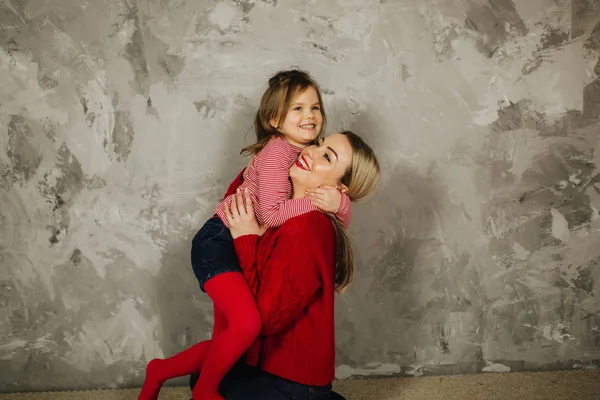 Ευτυχισμένη οικογένεια σχετικά με το photosession στο studio. Μητέρα και κόρη — Φωτογραφία Αρχείου