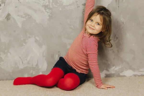 아름 다운 작은 소녀 가정에서 재미. 5 년 된 여자 놀이 집에서 — 스톡 사진