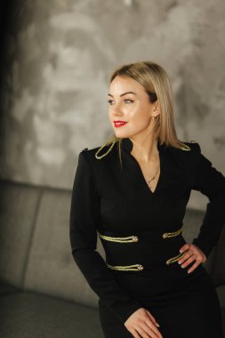 Stüdyo fotoğrafçı için poz siyah elbiseli güzel kadın