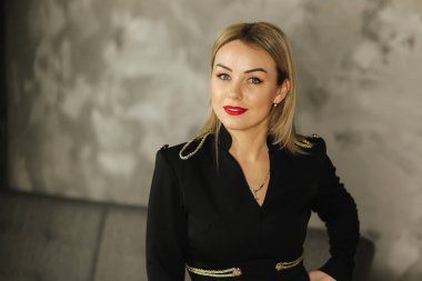 Stüdyo fotoğrafçı için poz siyah elbiseli güzel kadın
