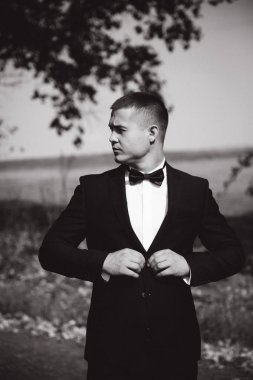 Yakışıklı groomm bir kravat yay giyinmiş. Düğün günü. Adam dışında