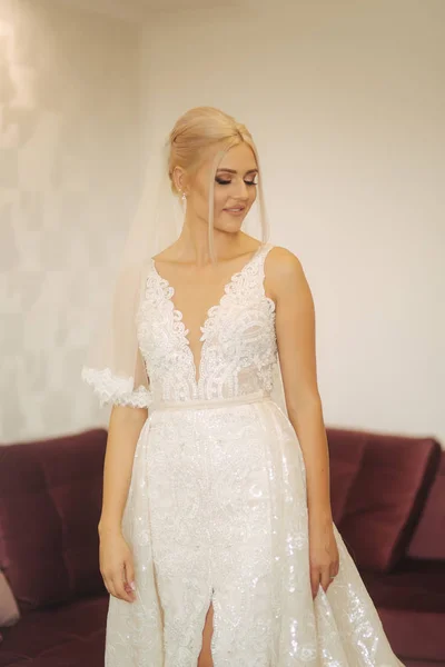 Elegante Braut im Brautkleid zu Hause. lond weißes Kleid auf fantastischem Mädchen — Stockfoto