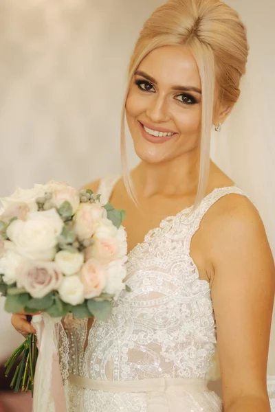 Retrato de noiva linda em casa. Mulher encantadora com bouquet. Manhã da bela noiva. Dia do casamento — Fotografia de Stock