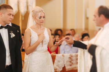 Güzel çift kilisede. Yeni evliler birbirlerine sonsuza kadar yemin ederim. Mutlu gelin ve damat