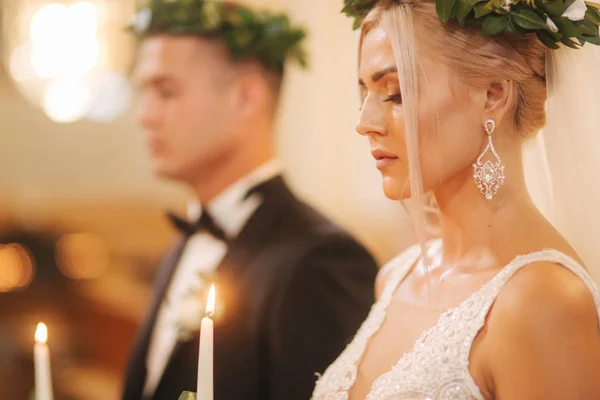 Belo casal na igreja. Os recém-casados juram um ao outro amar para sempre. Noiva feliz e noivo — Fotografia de Stock