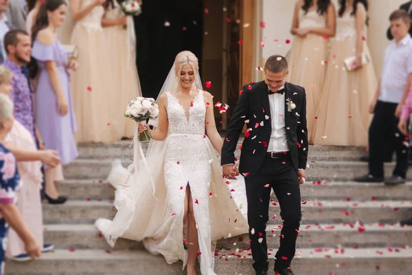 Um belo casal desce as escadas. Casamento — Fotografia de Stock