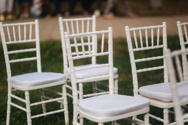 Beyaz koltuk üzerinde düğün töreni. yaz düğün dekorasyon dışında