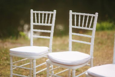 Beyaz koltuk üzerinde düğün töreni. yaz düğün dekorasyon dışında