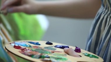 Palet boya ve spatula ile. Bir resim çizim