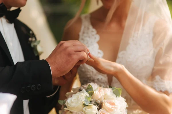 Nahaufnahme der Hände Bräutigam und Braut tragen einen Ring — Stockfoto