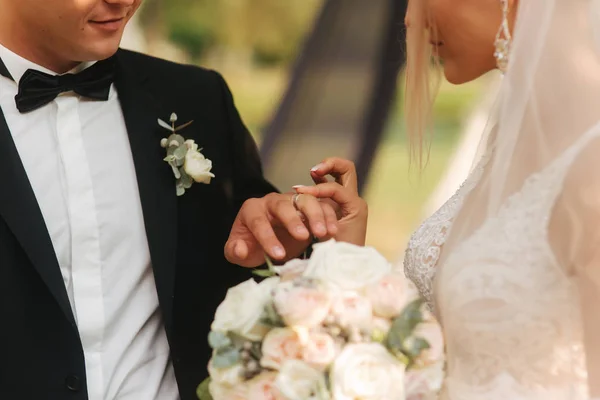 Gros plan des mains marié et mariée portant une bague — Photo