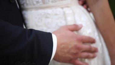 Closeup el damat ve gelin. Düğün unsurları. Takım elbise ve elbise